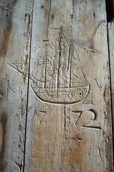 <p>Tijdens de restauratie van de toren, ontdekte men op een paneel van de uurwerkkast een fraai gesneden driemaster, gesigneerd met de initalen K V en het jaartal 1772. </p>
